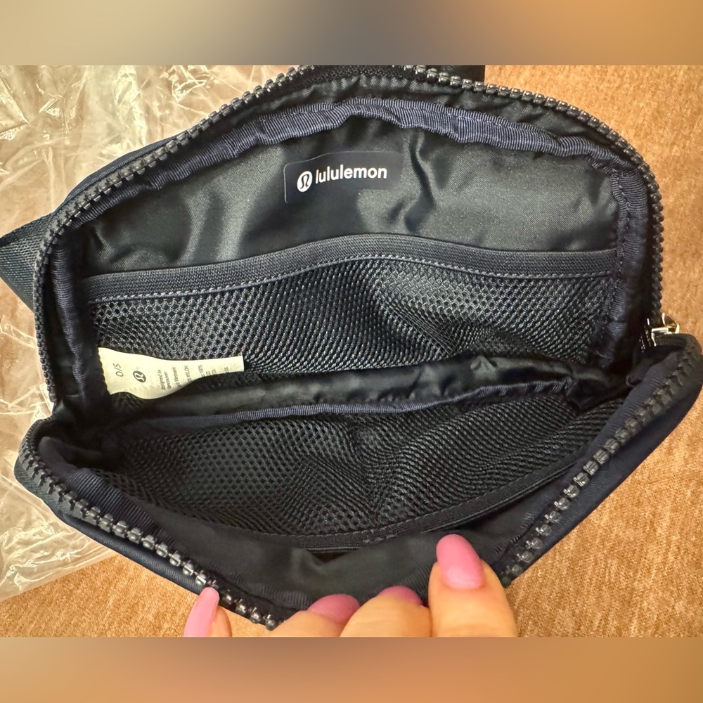 NWT RARE!! University of Michigan x Lululemon Everywhere Belt Bag! - Picture 6 of 8